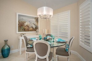Intimate Breakfast Room to welcome the morning sunshine