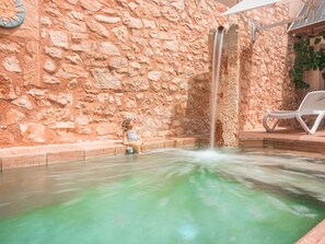 Wasser, Azurblau, Schwimmbad, Die Architektur, Wand, Freizeit, Pflanze, Erholung, Gartenmöbel, Verbundwerkstoff