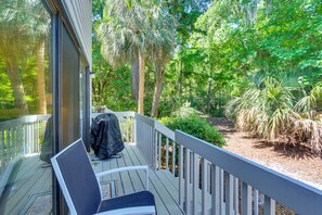 Deck | 1,051 Sq Ft