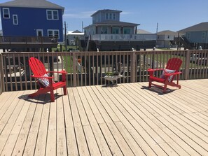 Upper deck for coffee, relaxing, or fishing.