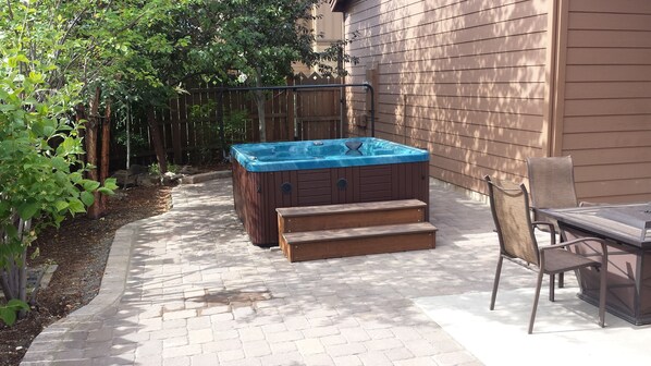 Bain à remous extérieur