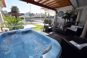 Jacuzzi bath at villa 320