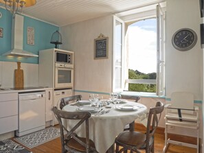 salle à manger et cuisine équipée