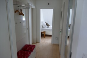 Blick vom Flur ins Zimmer 1