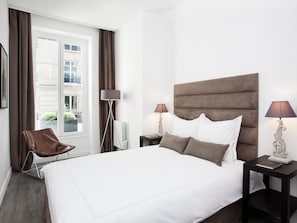 EN : Bedroom 1 / FR : Chambre 1