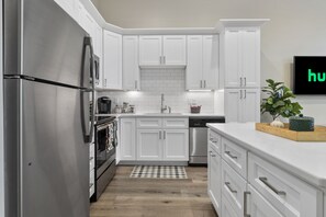This full kitchen allows for a complete dining experience.
