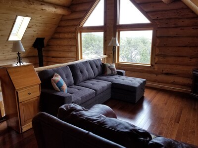 Cozy, quiet, secluded log cabin. Rent 6 nights and 7th night is free            