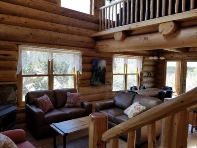 Cozy, quiet, secluded log cabin. Rent 6 nights and 7th night is free            