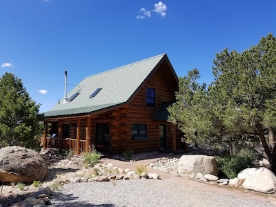 Cozy, quiet, secluded log cabin. Rent 6 nights and 7th night is free            