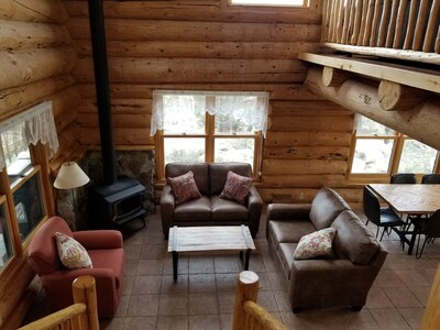 Cozy, quiet, secluded log cabin. Rent 6 nights and 7th night is free            