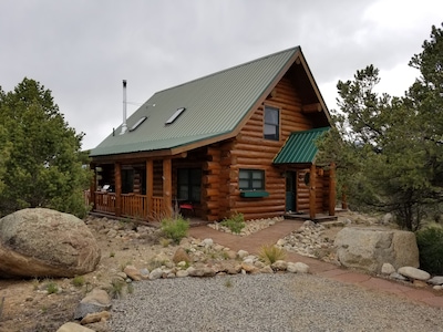 Cozy, quiet, secluded log cabin. Rent 6 nights and 7th night is free            