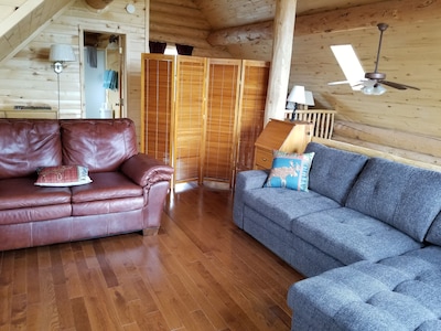 Cozy, quiet, secluded log cabin. Rent 6 nights and 7th night is free            