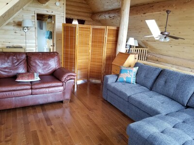 Cozy, quiet, secluded log cabin. Rent 6 nights and 7th night is free            