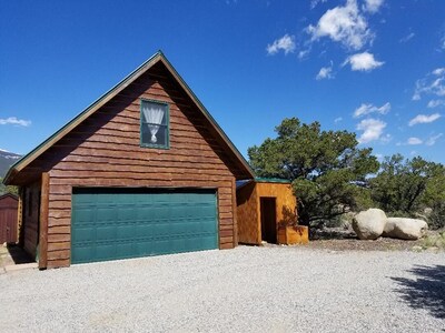 Cozy, quiet, secluded log cabin. Rent 6 nights and 7th night is free            