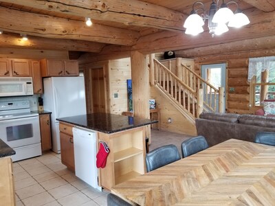 Cozy, quiet, secluded log cabin. Rent 6 nights and 7th night is free            