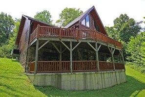 Cabin facing the woods
