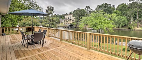 This Hot Springs home offers an outdoor dining option!