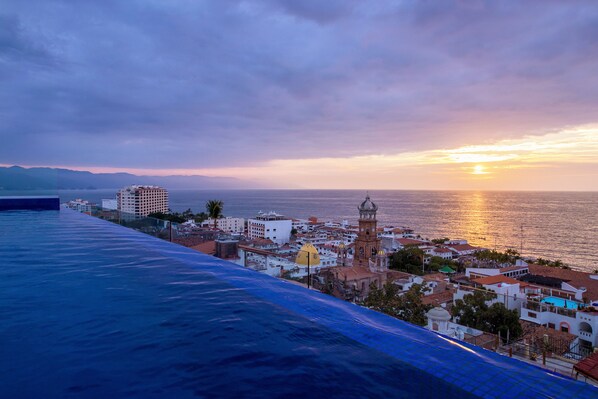 Piscina infinita