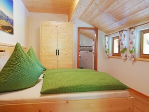 Schlafzimmer / mit Blick zum Badezimmer nächste Tür