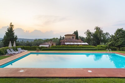 Appartamento nella campagna del chianti con piscina, prato, tavolo e sdraio 