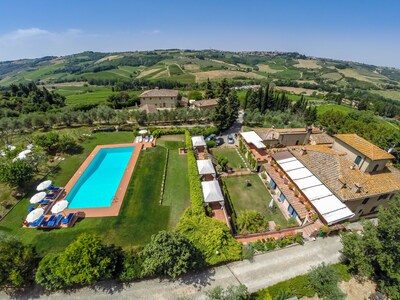 Appartamento nella campagna del chianti con piscina, prato, tavolo e sdraio 