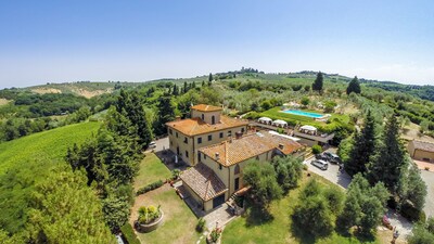 Appartamento nella campagna del chianti con piscina, prato, tavolo e sdraio 