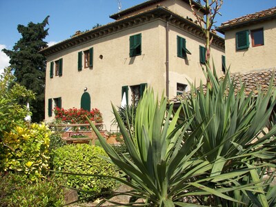 Appartamento nella campagna del chianti con piscina, prato, tavolo e sdraio 