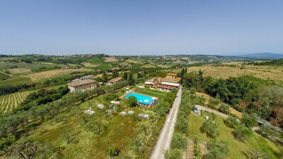 Appartamento nella campagna del chianti con piscina, prato, tavolo e sdraio 