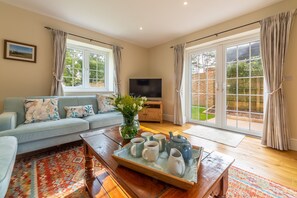 1 Hall Lane Cottages, Thornham: Dual aspect sitting room