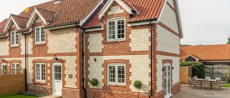 2 Hall Lane Cottages, Thornham