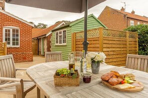 2 Hall Lane Cottages, Thornham: Patio area for al fresco dining