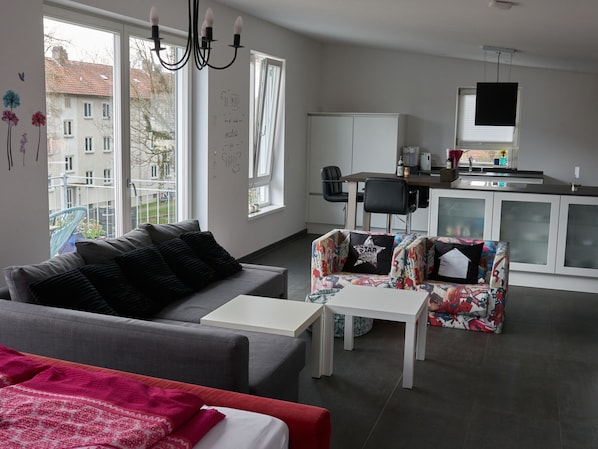 Loftwohnung, 60 qm, Wohn- Schlafraum mit Schlafcouch und Doppelbett, Balkon