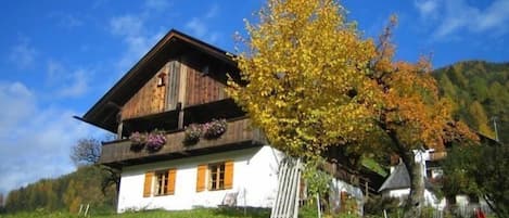 Außenansicht des Gebäudes. Das Ferienhaus. Die Wohnung befindet sich in St. Lorenzenndet sich oben.