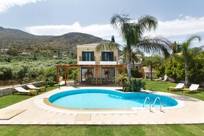 Pool. Villa Adoni von der Meerseite Blick auf Mount Charaka