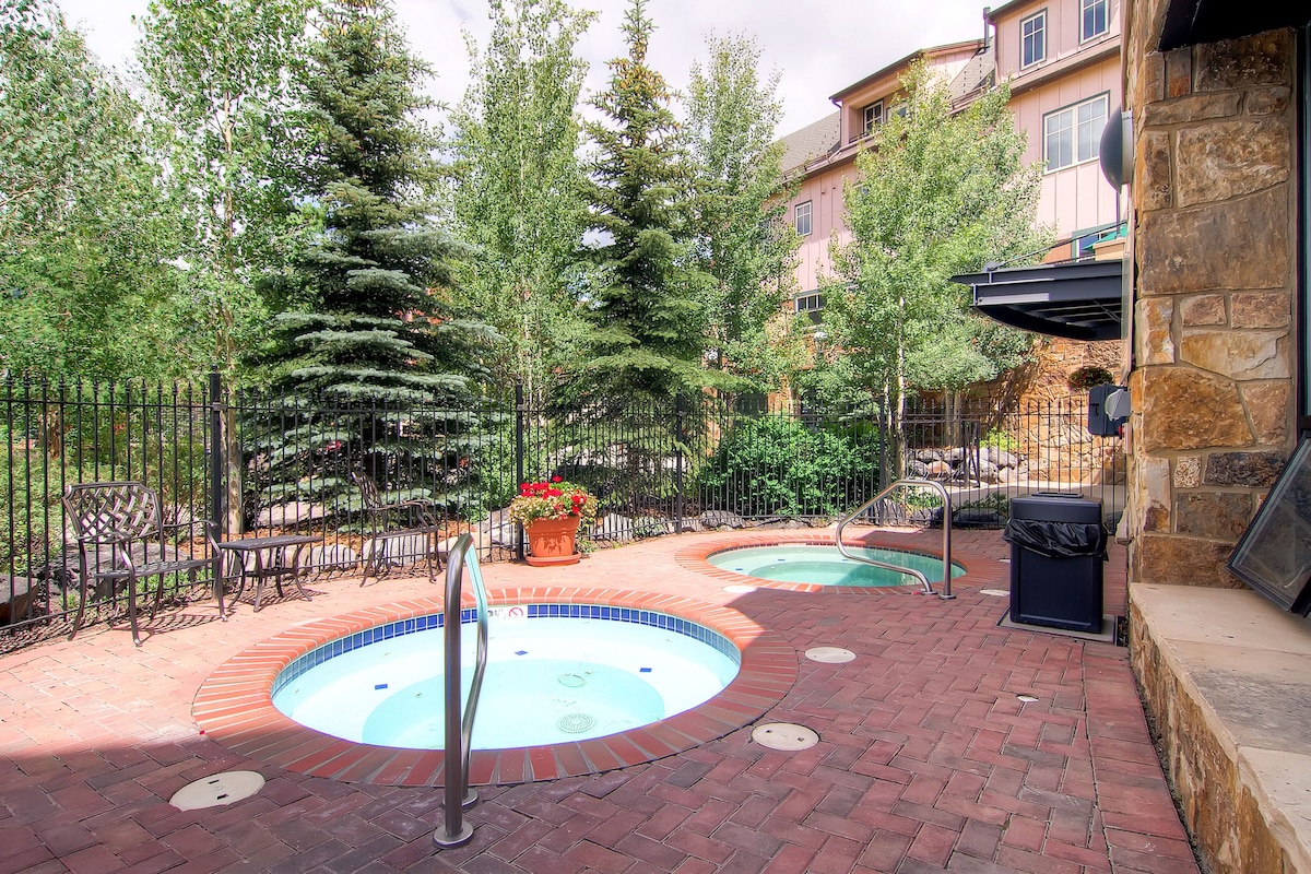 Modern mountain condo with balcony, pool & hot tubs, walk to lifts/downtown