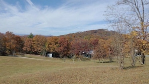 Fall—Cozy retreat surrounded by mountain scenery