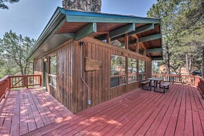 Cabin Exterior | Wraparound Deck