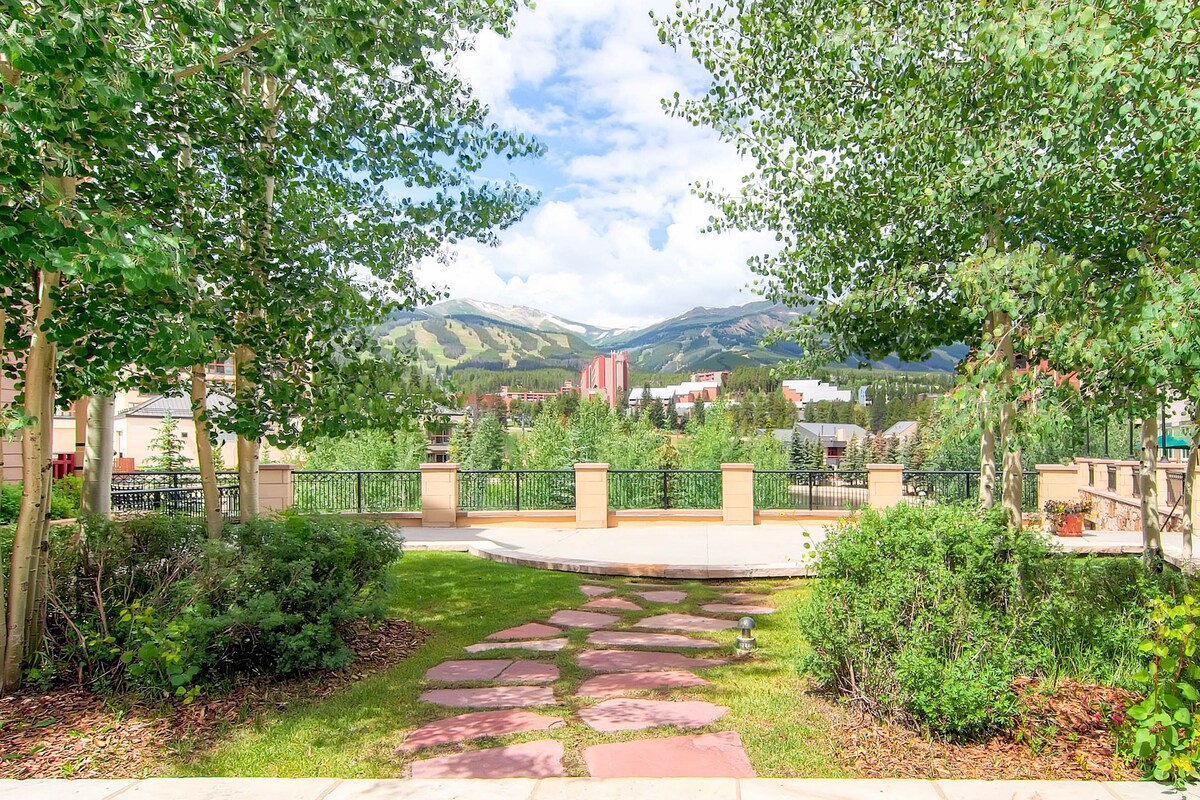 Condo with outdoor pool, hot tubs, gym & fireplace – walk to Peak 9 lifts