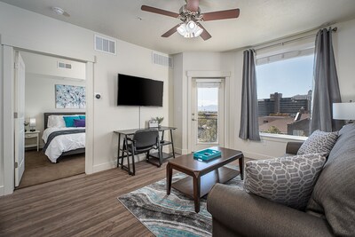 Downtown View Apartment ♦️ King Bed ♦️ 4K TV ♦️ Fast WIFI
