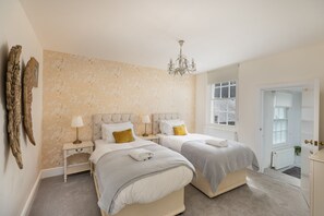 Bedroom 2 (Golden Bedroom): 1 Super King or 2 singles beds. Super comfortable futon (sleeps 3) Ensuite Bathroom