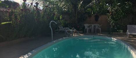 Comece sua viagem em Caraguá com um mergulho refrescante em nossa piscina