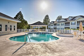 Community Amenities | Outdoor Pool