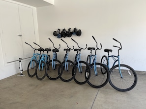 5 Adult and 2 youth cruiser bikes with locks, helmets and pump