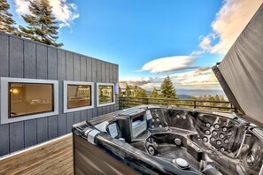 Hot tub Sits on top of the mountain overlooking expansive Genoa Valley and the Heavenly Stagecoach ski Resort, a few steps to the ski lifts and virtually close to the Lake and Tahoe Night life!