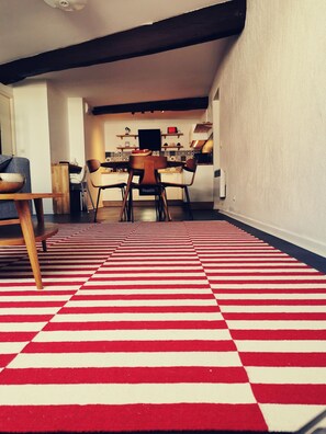Salon, salle à mangé et cuisine