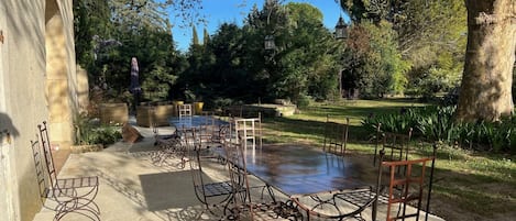 Terrasse sud du mas, à l'ombre de son platane séculaire. 