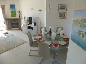 Dining room / lounge