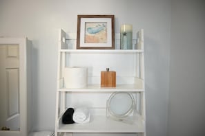 We've thoughtfully stocked the bathroom shelves with essentials and a few extra comforts to make your stay even more enjoyable. You'll find fresh towels, extra toilet paper, and a magnifying mirror for your convenience.