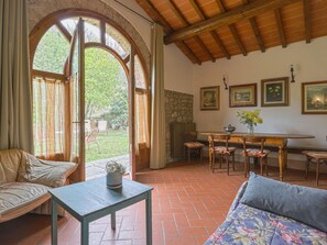 Table, Meubles, Plante, Cadre, Bleu, Plante D'Appartement, Bois, Bâtiment, Canapé, Arbre