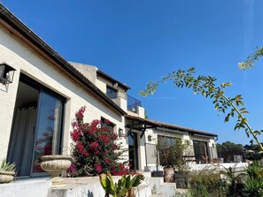 côté sud de la maison avec terrasse et accès au jardin 
